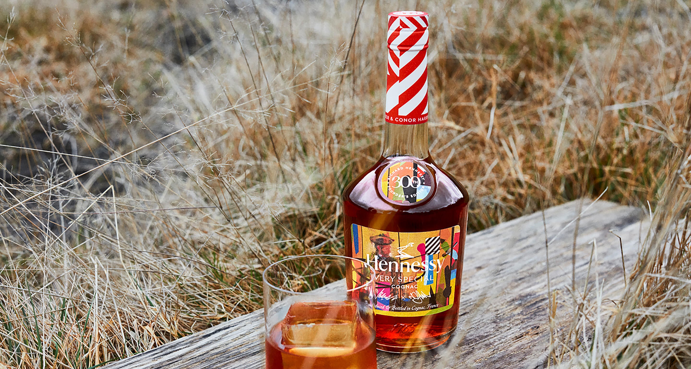 Bouteille de cognac Hennessy V.S dans un paysage sauvage en Irlande. Une édition limitée créée pour célébrer le 300ème anniversaire de la naissance du fondateur Richard Hennessy