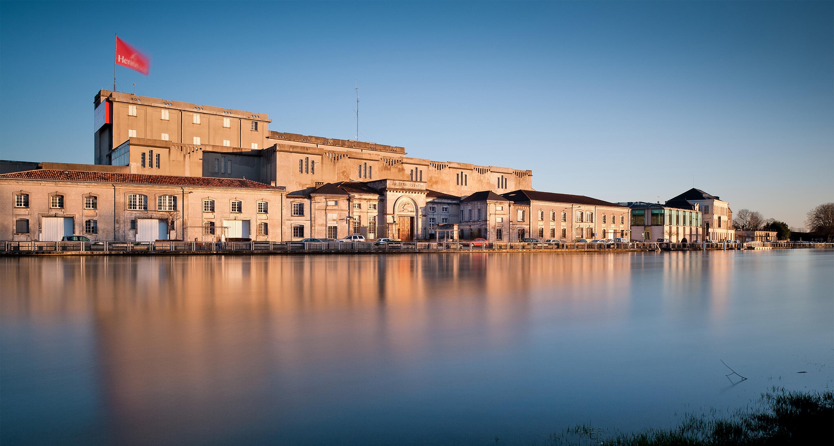 larichonneetlesbc3a2timentshennessyenborddecharente-cognac.jpg