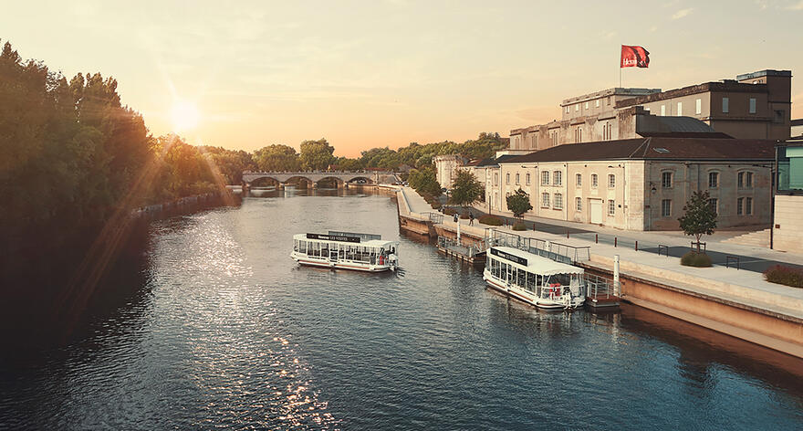 Vue panoramique de la Charente et des bateaux à énergie solaire des Visites Hennessy