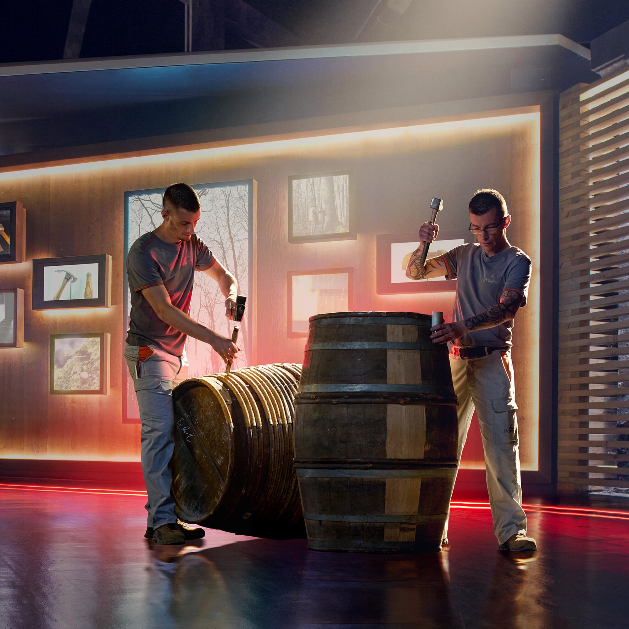 Scénographie autour du métier de tonnelier dans le Chai des Pavillons Hennessy, première partie de la visite Hennessy