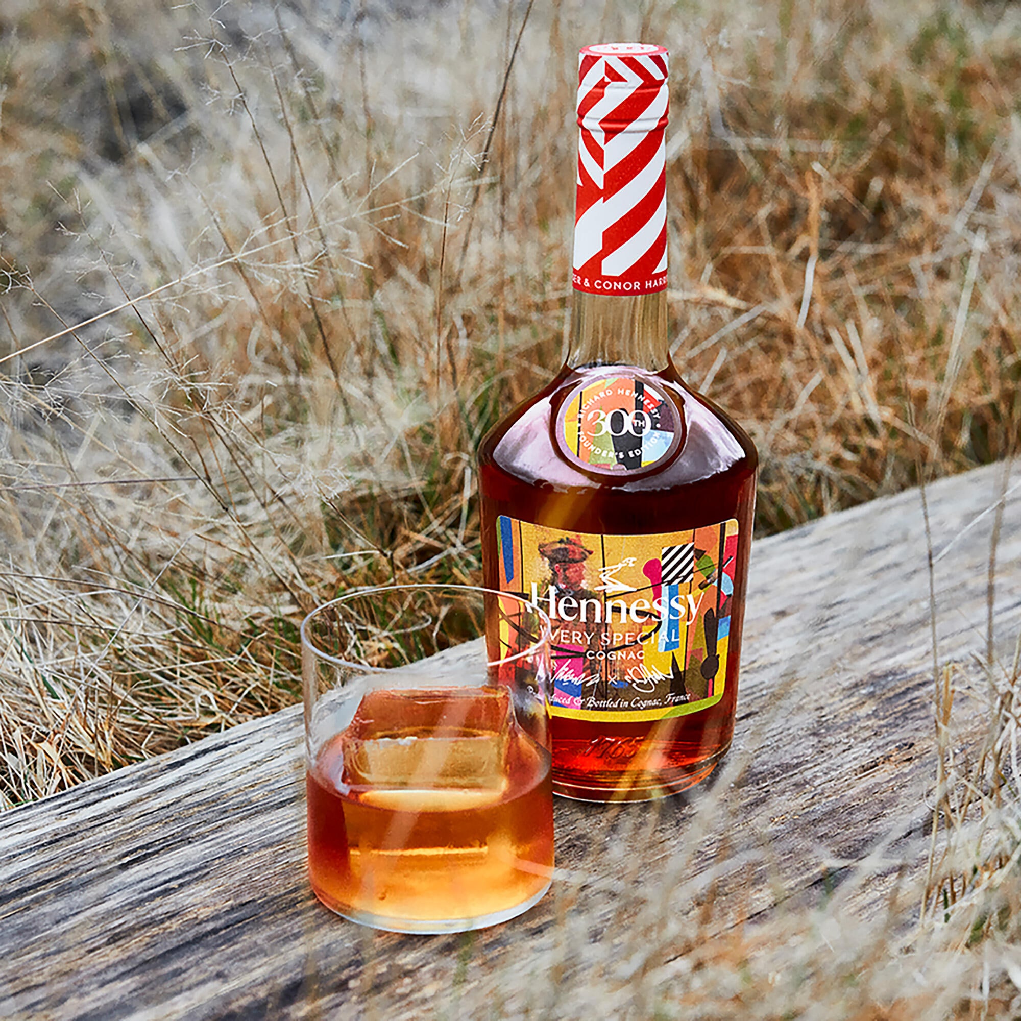 Bouteille de cognac Hennessy V.S dans un paysage sauvage en Irlande. Une édition limitée créée pour célébrer le 300ème anniversaire de la naissance du fondateur Richard Hennessy