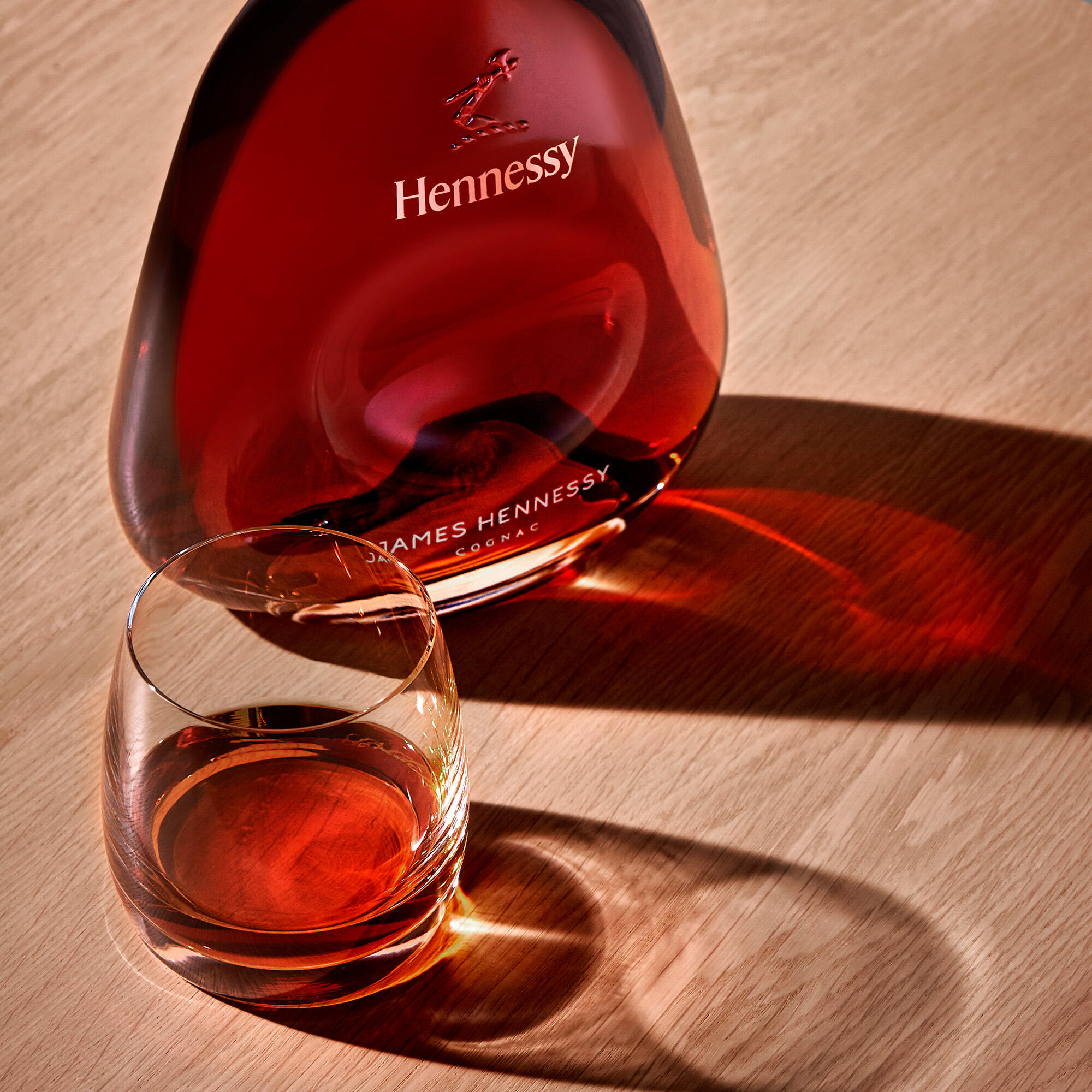 Carafe de James Hennessy, à côté d'un verre de cognac servi sec