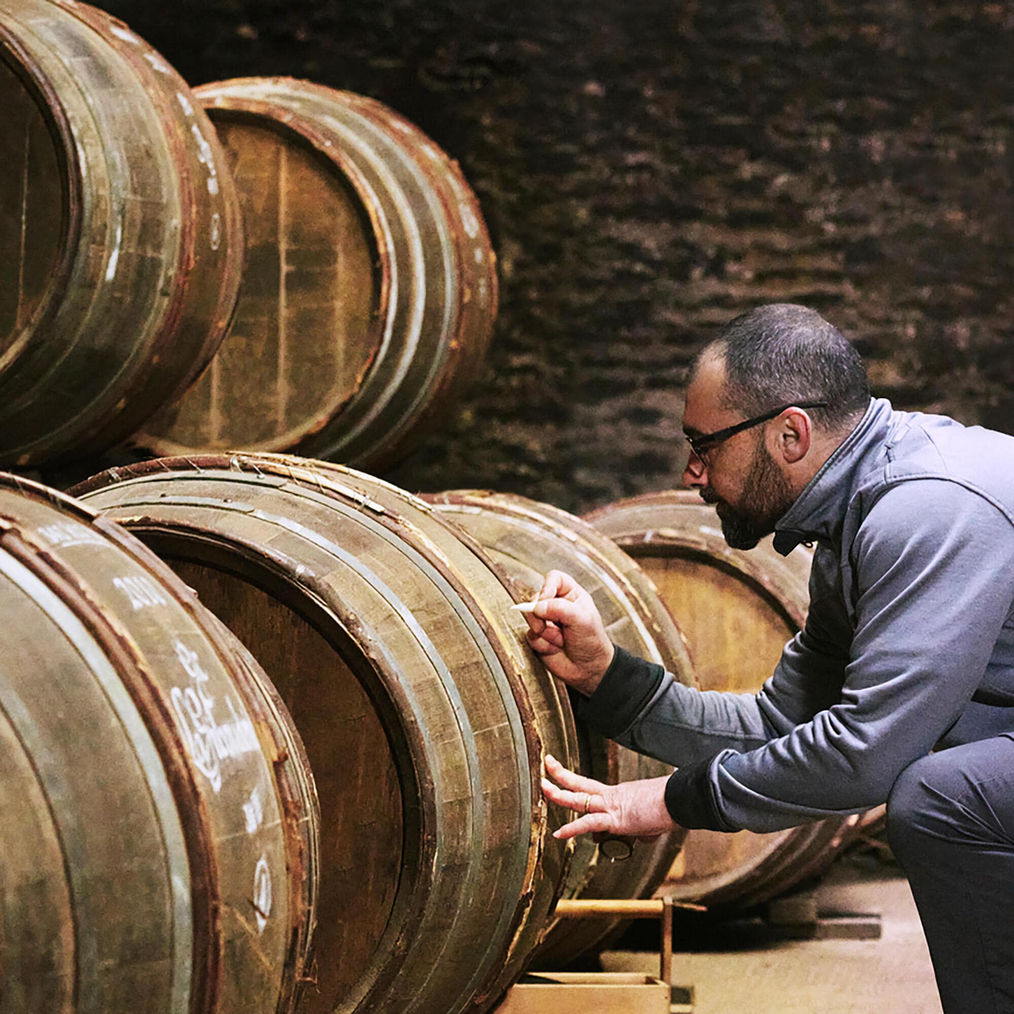 Calligraphie sur barrique dans les chais Hennessy 